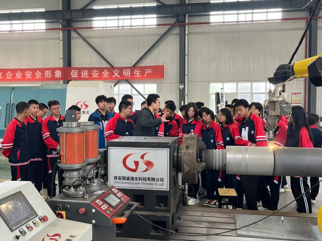 企校聯(lián)合、科技點(diǎn)燃?jí)粝搿寄鲜腥t中學(xué)走進(jìn)西安國(guó)盛激光
